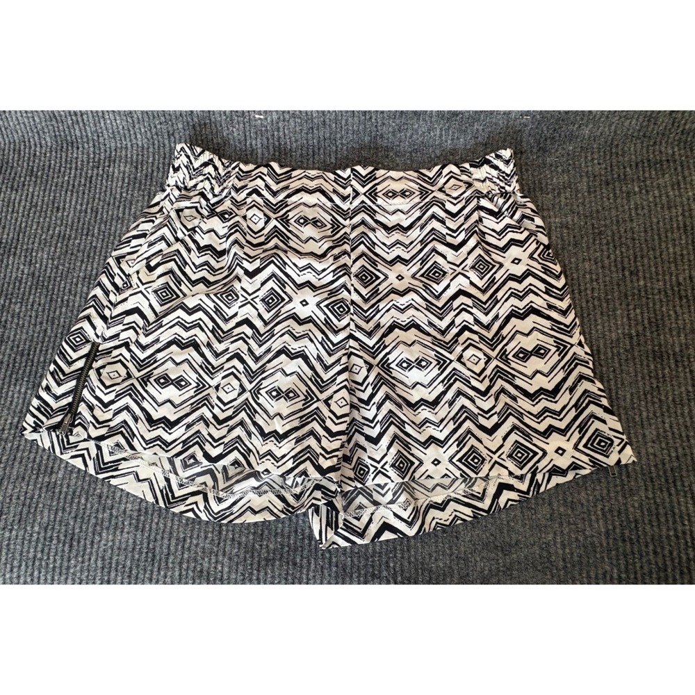 Forenza Womens Black White Geometric Chevron Print Shorts Side Zip Size M